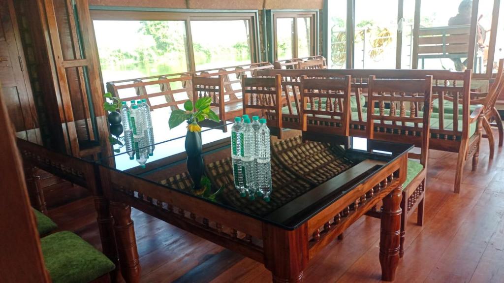 Traditional Kerala meals served onboard Alleppey houseboat — rice, fish curry, and sides