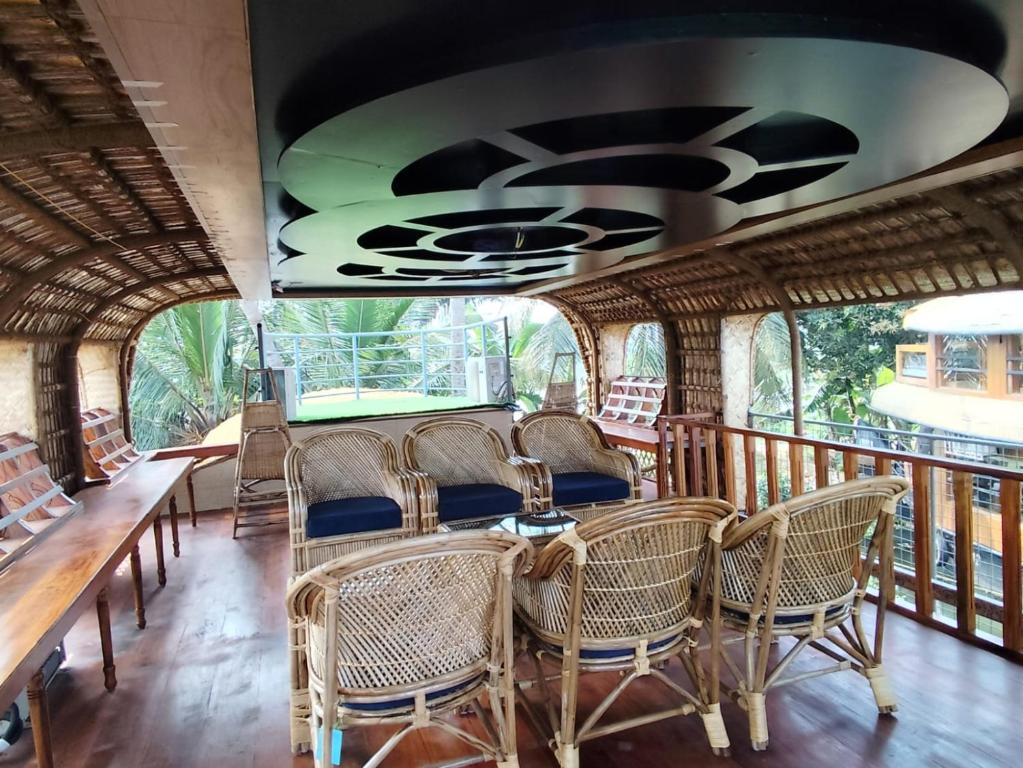 Authentic Kerala seafood spread — fish fry, prawns, and traditional dishes served on houseboat
