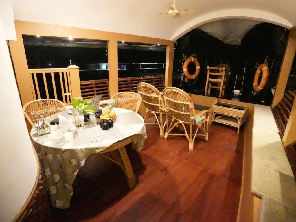 2 Bedroom Houseboat — private houseboat in Alleppey, Kerala with 2 bedrooms