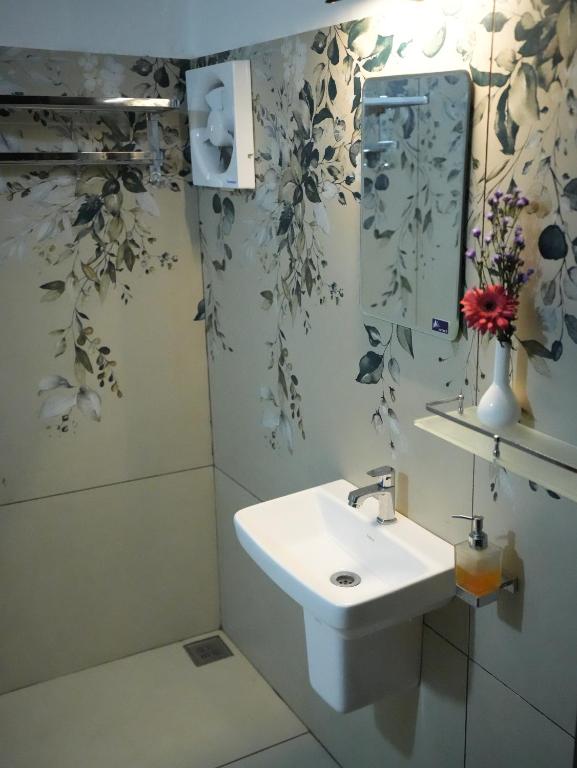 2 Bedroom Houseboat photo 2