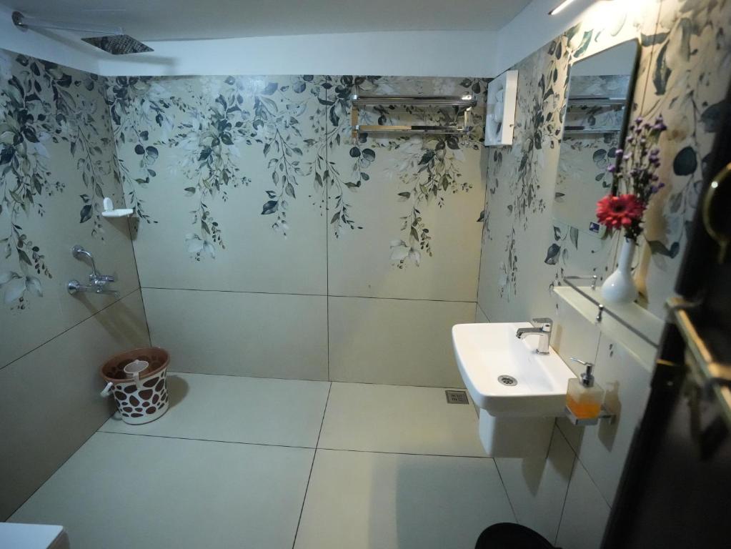 2 Bedroom Houseboat photo 3