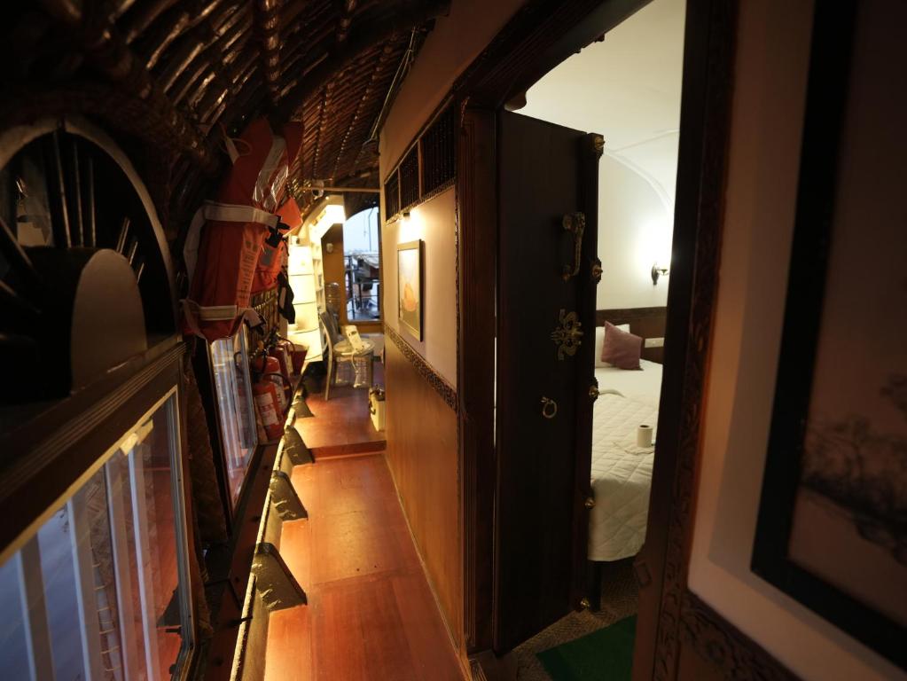 2 Bedroom Houseboat photo 4