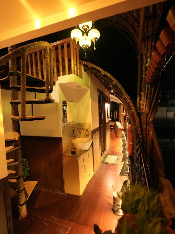 2 Bedroom Houseboat photo 5