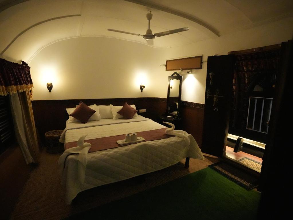 2 Bedroom Houseboat photo 6