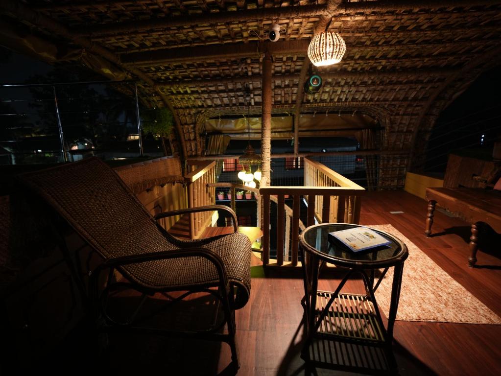 2 Bedroom Houseboat photo 7