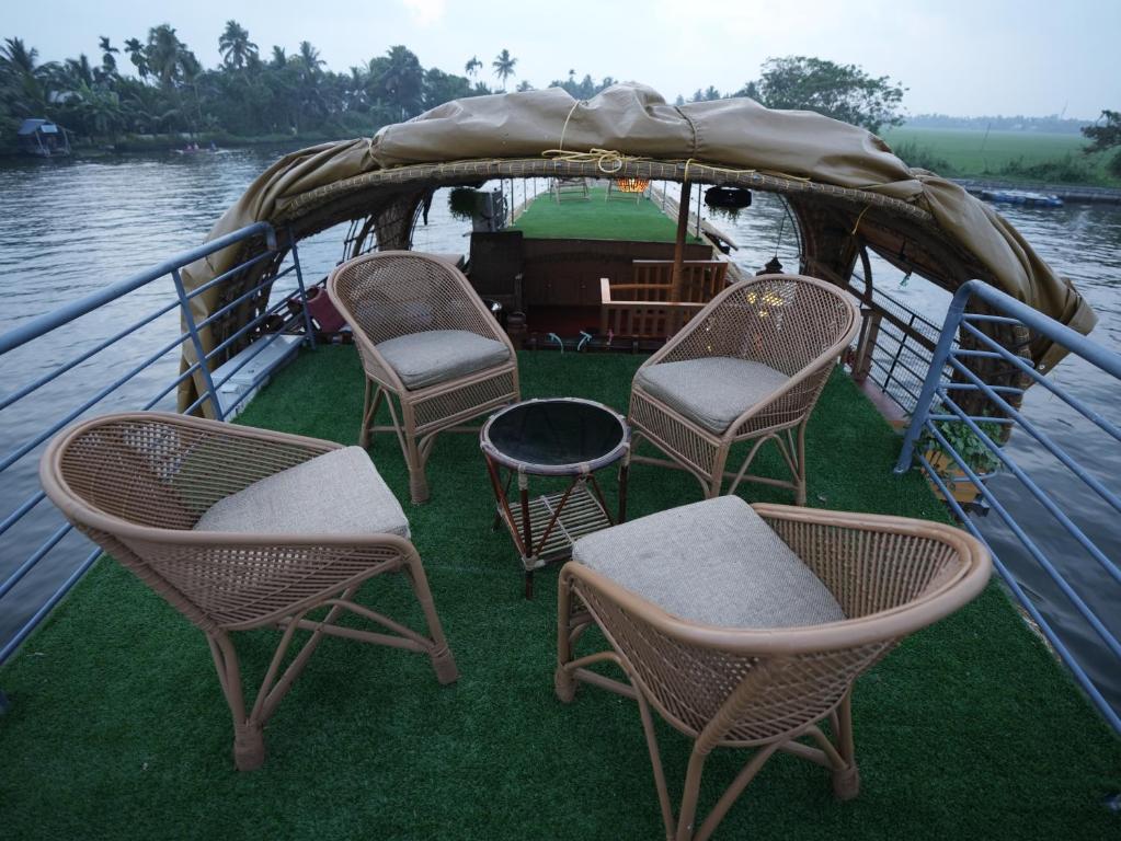 2 Bedroom Houseboat photo 8