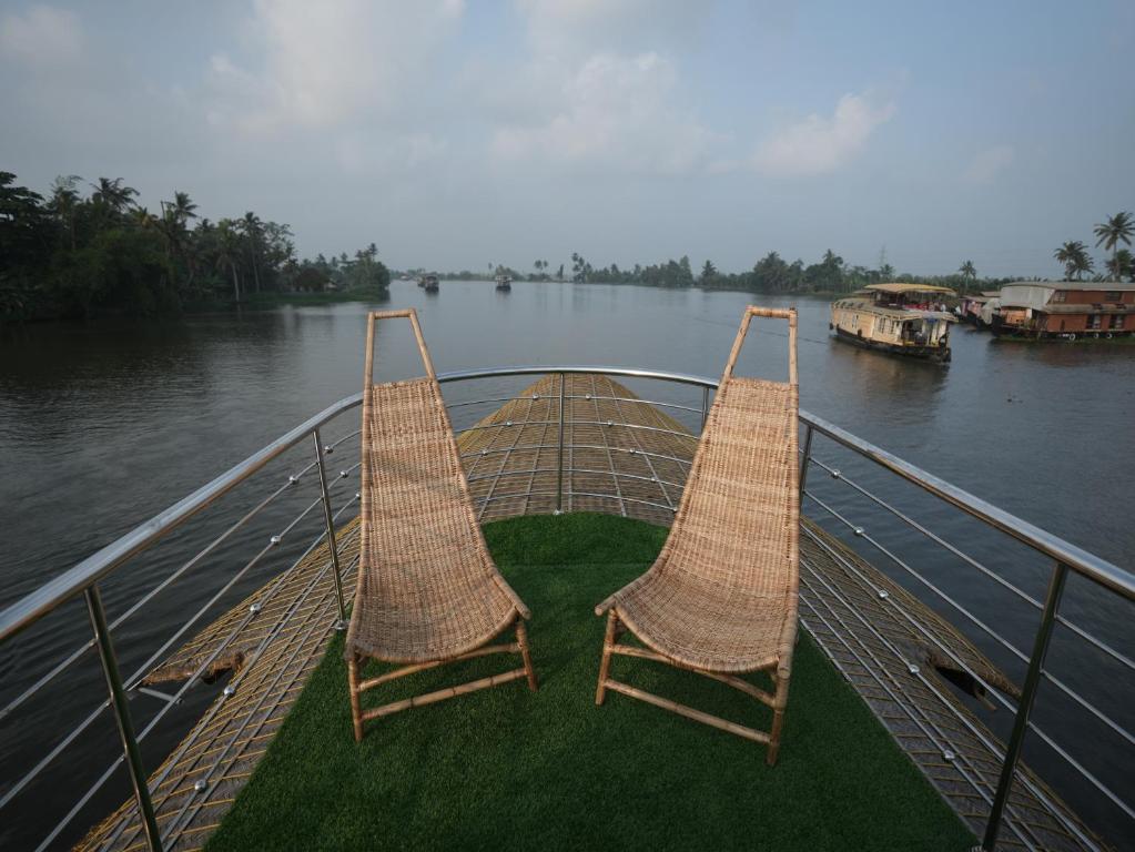2 Bedroom Houseboat photo 9