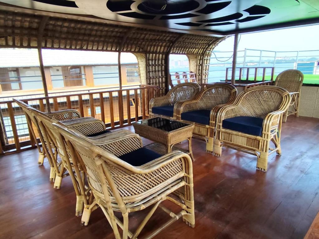 3 Bedroom Houseboat — private houseboat in Alleppey, Kerala with 3 bedrooms