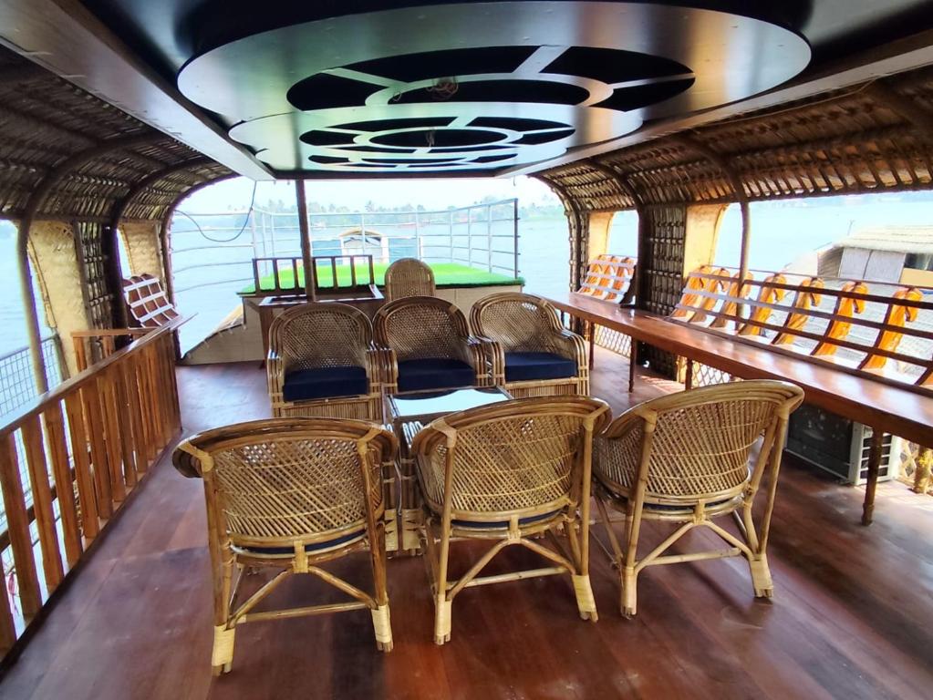3 Bedroom Houseboat photo 10
