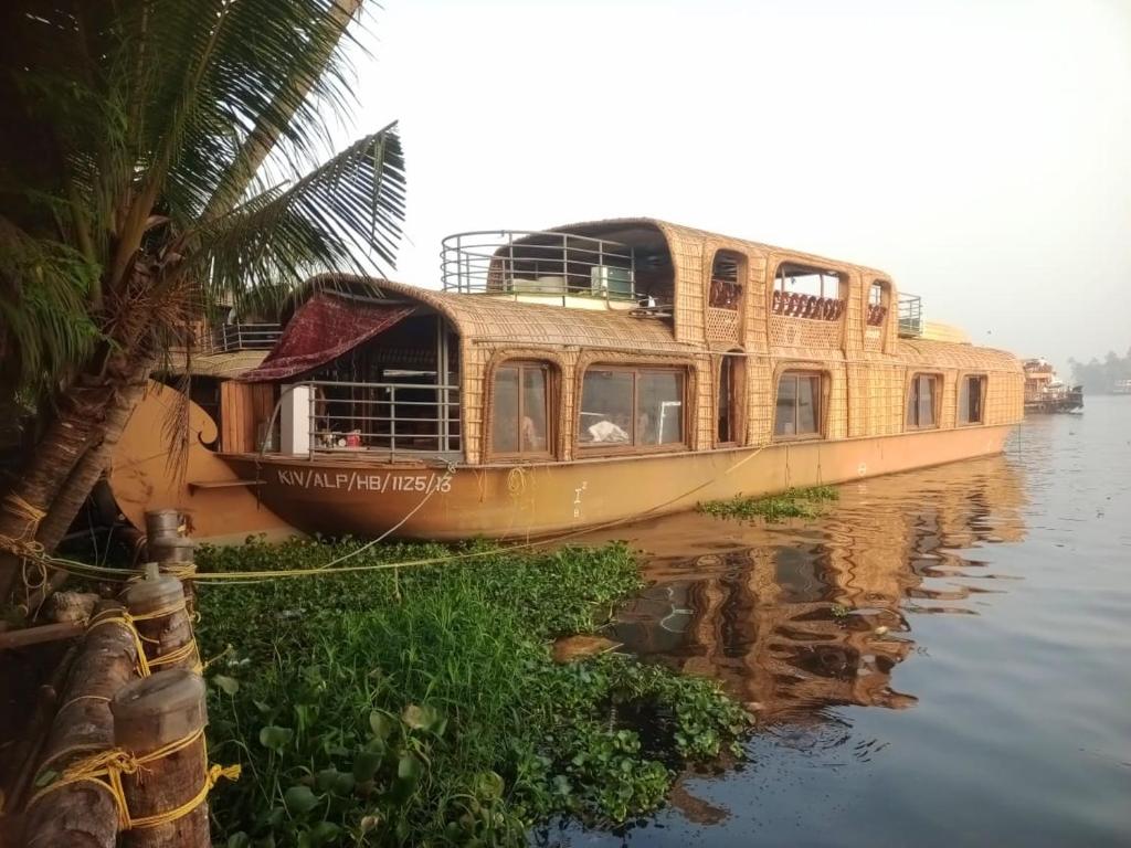 3 Bedroom Houseboat photo 11