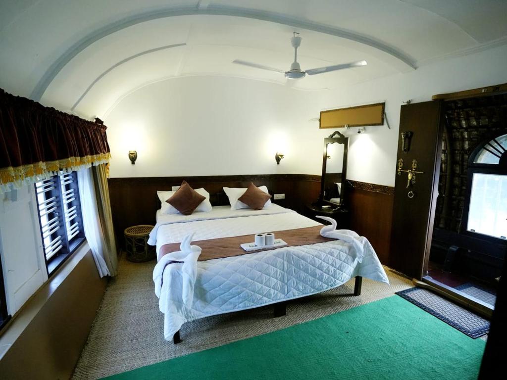 3 Bedroom Houseboat photo 14