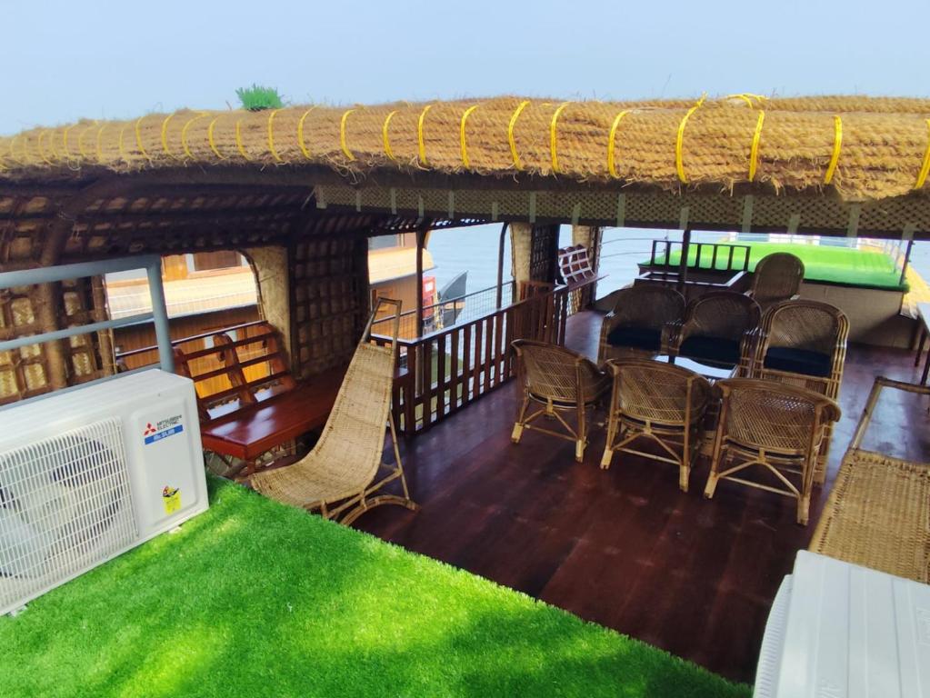 3 Bedroom Houseboat photo 7