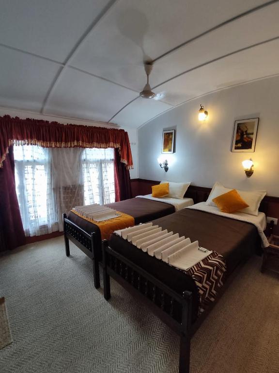 Single Bedroom Houseboat — private houseboat in Alleppey, Kerala with 1 bedroom